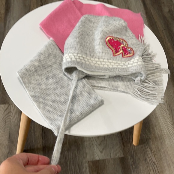Girl’s winter hat and two scarfs set of 3 items - Picture 12 of 12